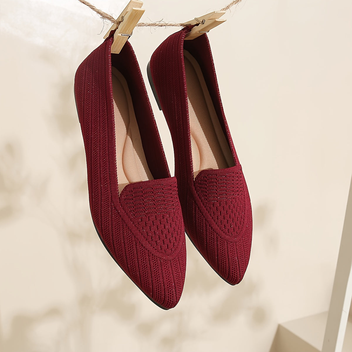 Ayollar uchun mustahkam ranglarda yumshoq, engil to'qilgan tekis poyabzal, nuqtali barmoq va havo o'tkazuvchi dizayn bilan.