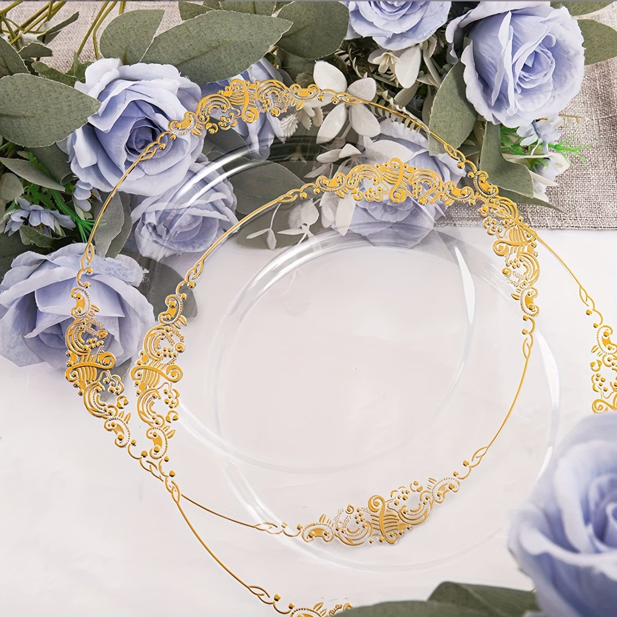 Полный набор элегантной одноразовой посуды на 10 персон, включает 10 десертных тарелок, 10 салатных тарелок, 10 салфеток, 10 чашек и 30 столовых приборов (вилки, ножи, ложки). Идеально подходит для годовщин свадеб и праздничных вечеринок.