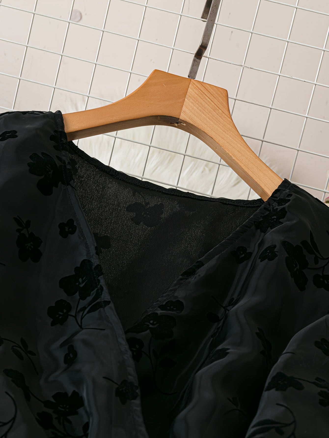 Vestido de talla grande con patrón floral, cinturón, mangas largas y escote en forma de surplice