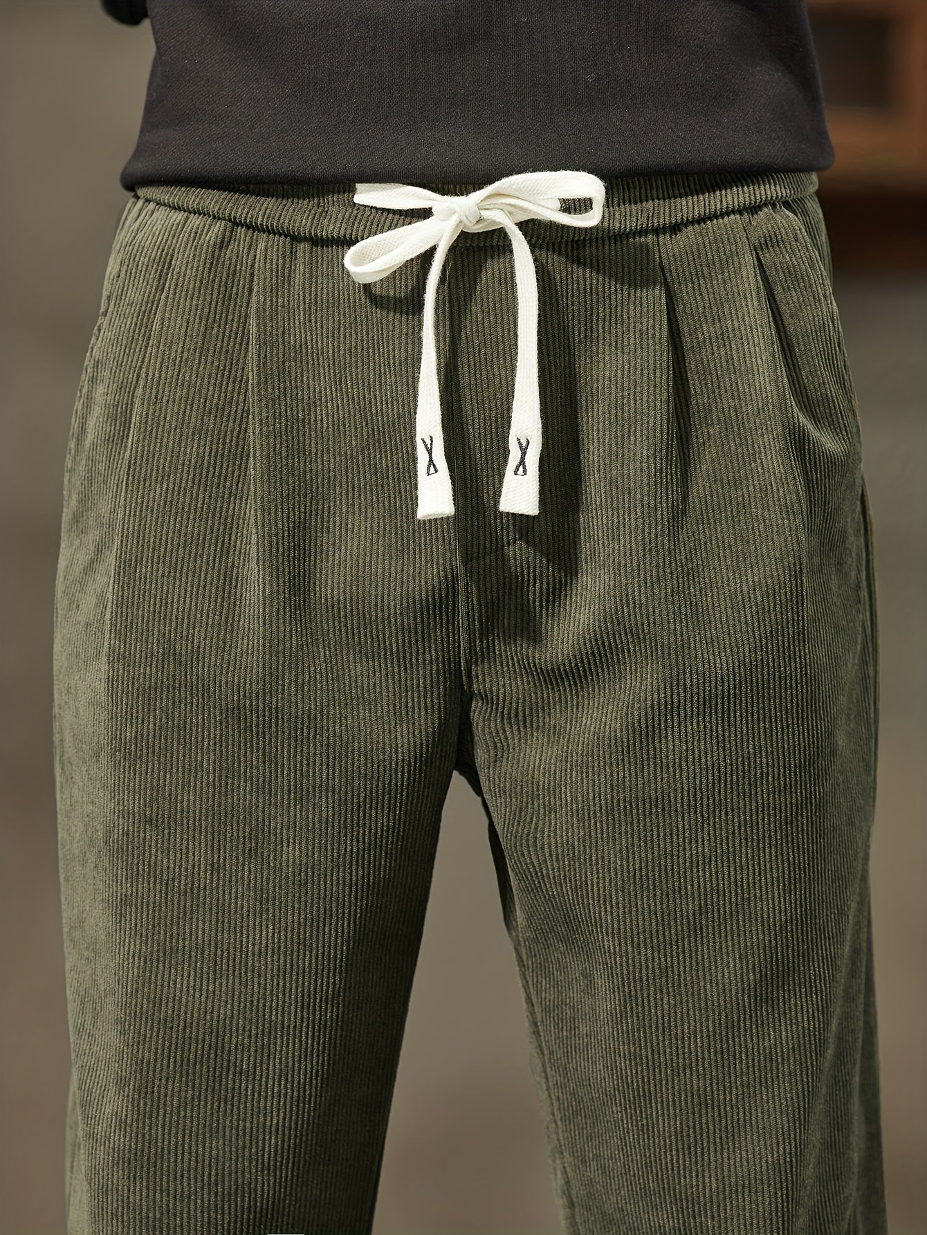 Erkaklar uchun qalin korduroy sport shimlari - tortish bel bilan keng kesim, qisqa uzunlik, mashinada yuvish mumkin. Kuz/qish modasi uchun ideal.