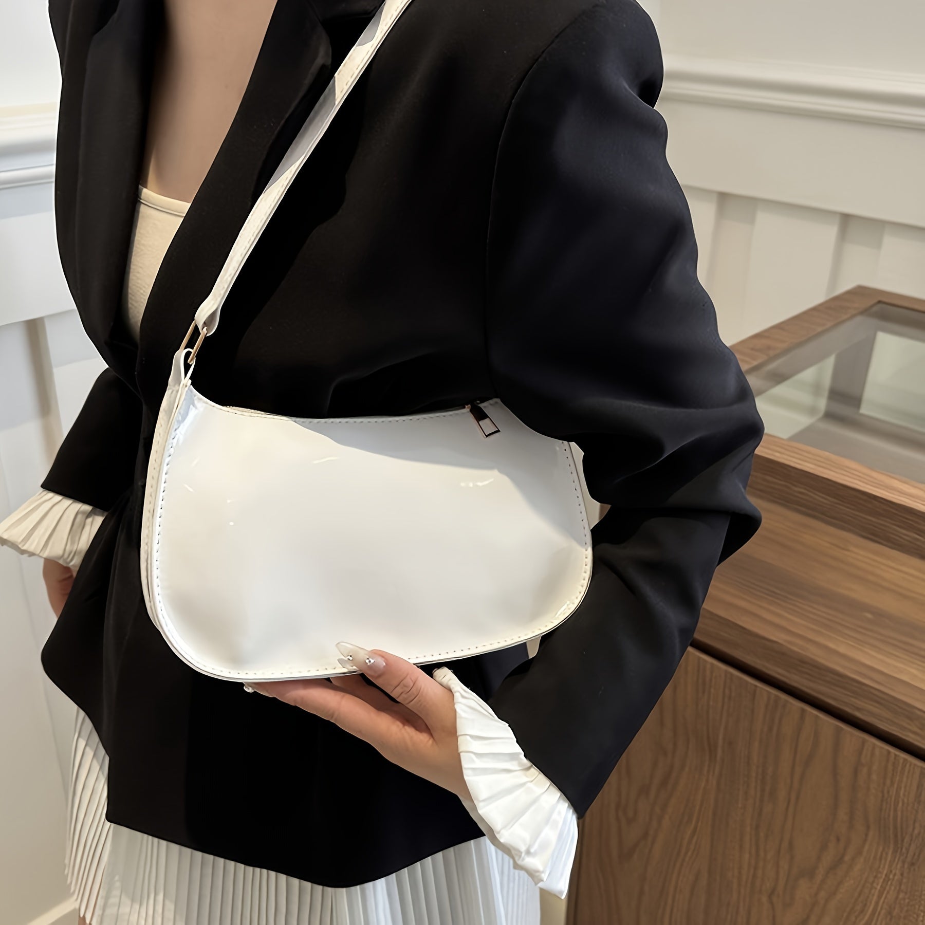 Zipper yopilishi va chet bo'yog'i bilan zamonaviy bir rangli PU yelka sumkasi - kundalik foydalanish, xarid qilish va sovg'a berish uchun mukammal. Qo'l bilan yuvilishi mumkin va ichki qismi yo'q.