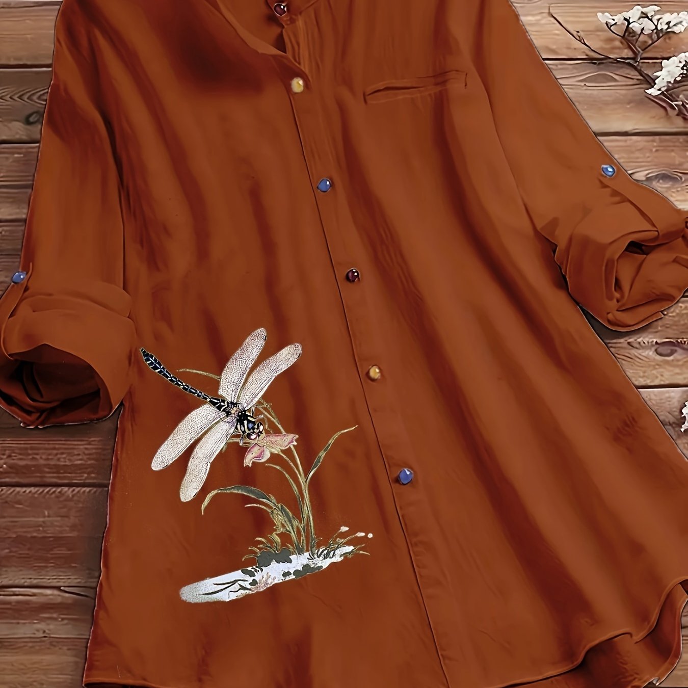 Katta o'lchamdagi ayollar uchun tugmachali old qismi va uzun yenglari bo'lgan mayda chivin naqshli bluzka.