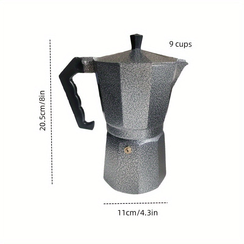 Ассортимент кофейников мокко в ближневосточном стиле с черным фоном, а также алюминиевые кофейники, кофейные чашки и полный кофейный набор в итальянском стиле.
