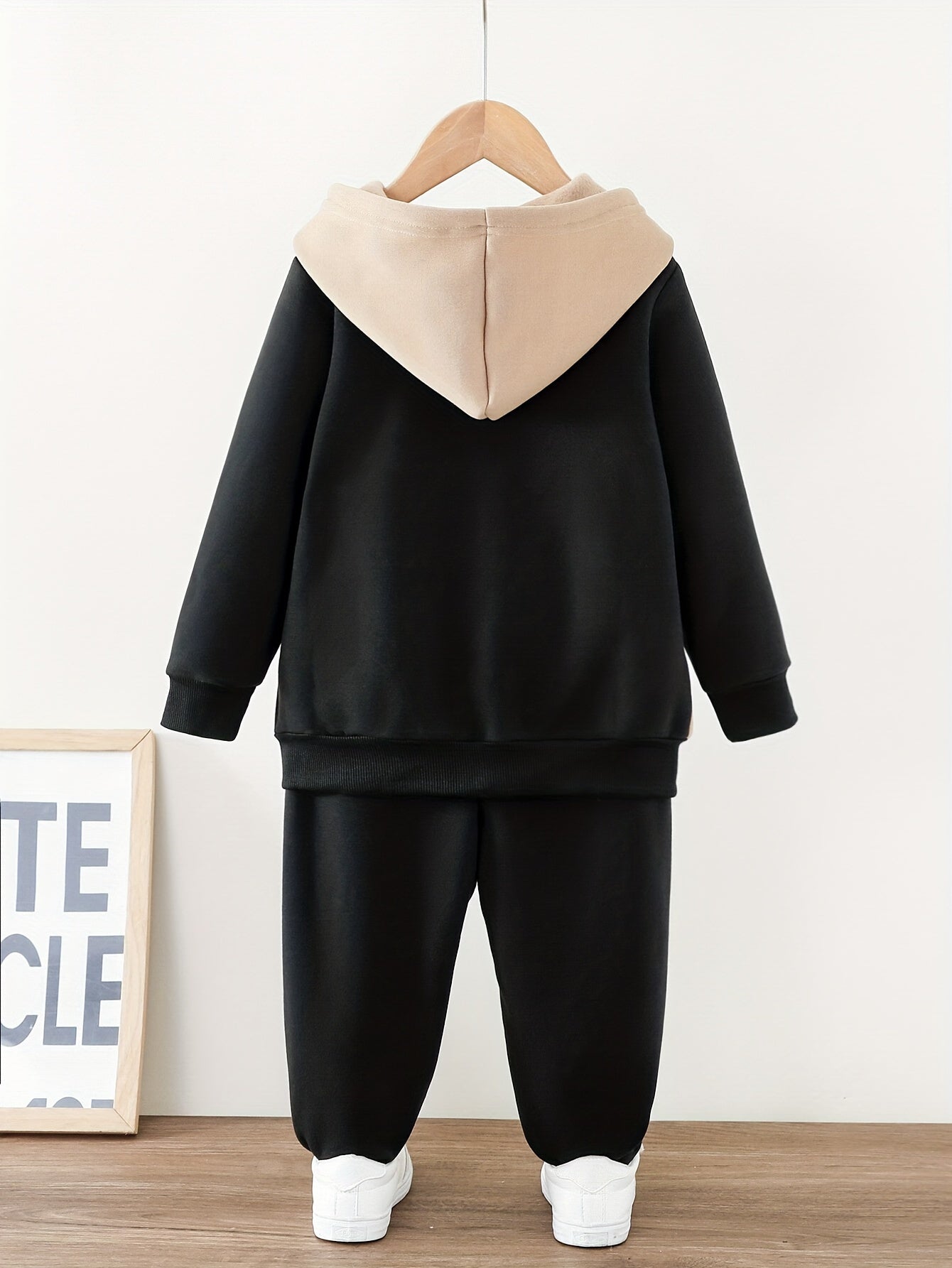 Модный комплект для мальчиков из 2 предметов на осень/зиму: куртка с капюшоном и пайетками и спортивные брюки, уютный и стильный, идеальный подарок для улицы.