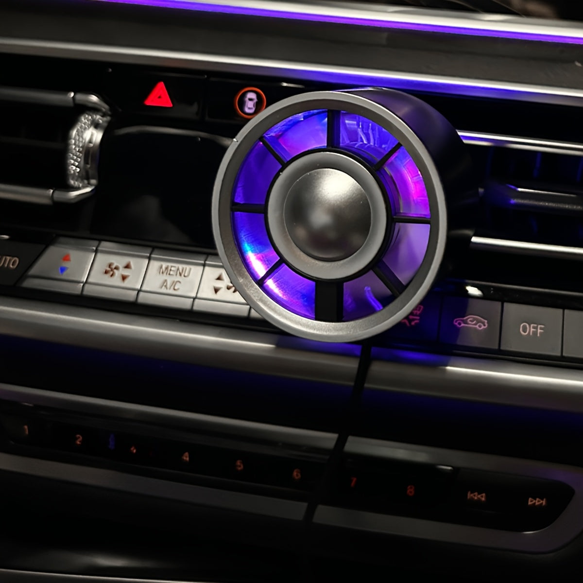 USB quvvatlangan LED avtomobil ventilyatori rangli RGB yoritgichi bilan, avtomobillar, velosipedlar va partiyalar uchun mos. Siqilgan dizayn, ishlatish oson va batareyasiz portativ.