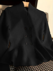 Qattiq rangdagi zamonaviy V-shaklidagi kardigan, qalin to'qima, keng kesim, issiq viskoza/poliester aralashmasi. Kuz/qish uchun ideal.