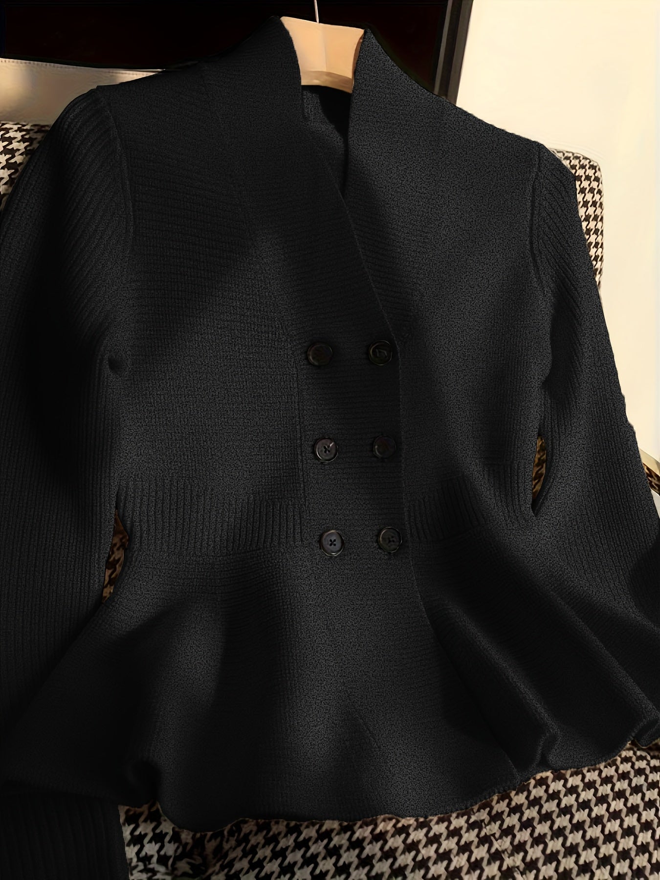 Qattiq rangdagi zamonaviy V-shaklidagi kardigan, qalin to'qima, keng kesim, issiq viskoza/poliester aralashmasi. Kuz/qish uchun ideal.