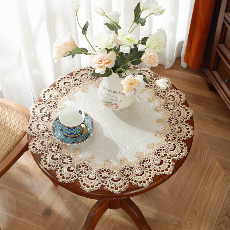 Элегантная круглая кружевная подставка под тарелки различных размеров. Изготовлена из полиэстера с вышитым водорастворимым кружевом. Машинная стирка и термостойкость. Подходит для домашнего декора, вечеринок и свадеб.