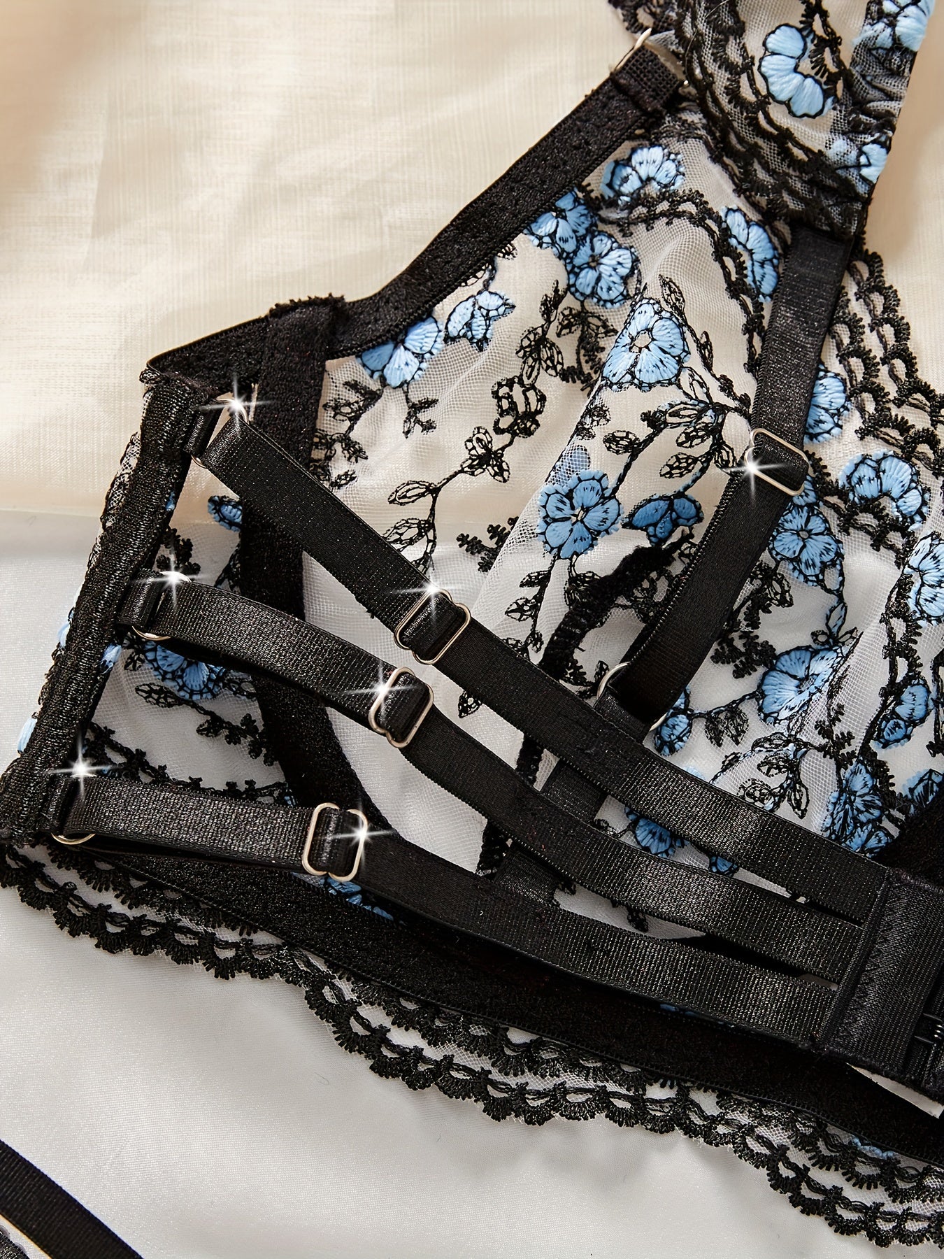 Xonimlar uchun ipdan to'qilgan va tasodifiy bosma bilan bezatilgan gullar bilan bezatilgan intim to'plami kattalar uchun mos keladi.