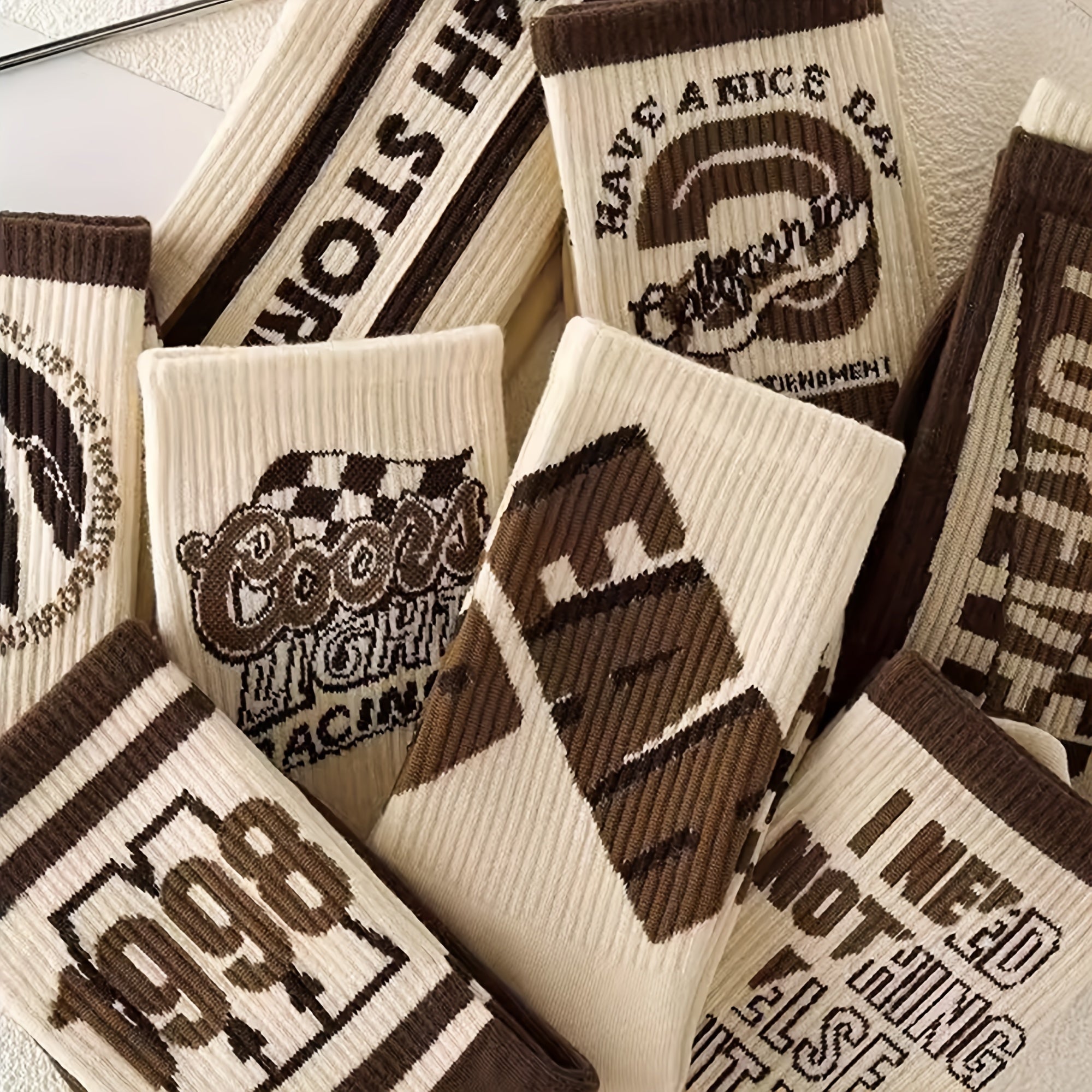 Men's Crew Socks 4 Pairs Retro Letter Pattern Breathable Knit Polyester Outdoor