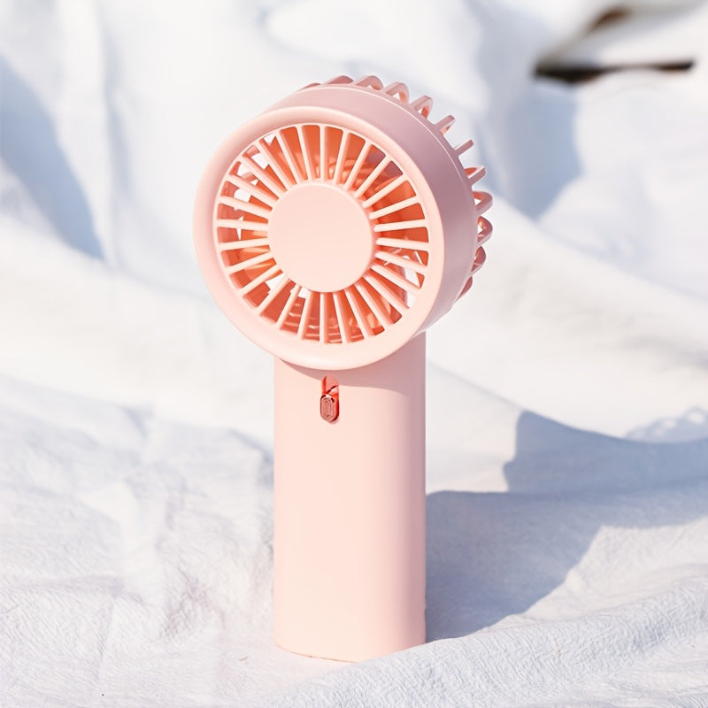 Bir shamol tezligi bilan mini ventilyator qoʻlda yoki stol ustida ishlatilishi mumkin, yoz va turli faoliyatlar uchun mos. Batareyalar kiritilmagan. Har qanday yosh va holatlar uchun mos.