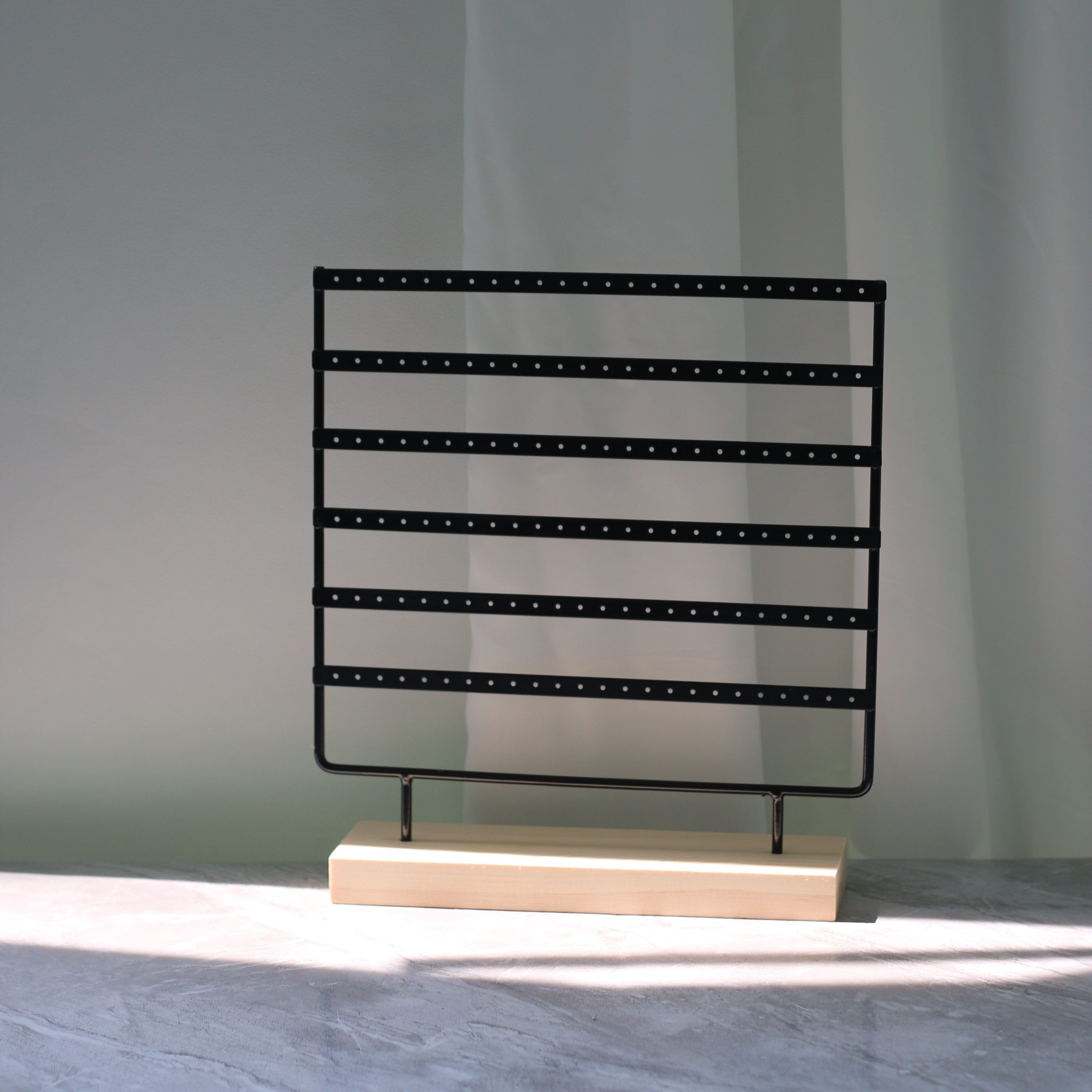 Шестиярусная витрина для серег с металлическим держателем и деревянной основой