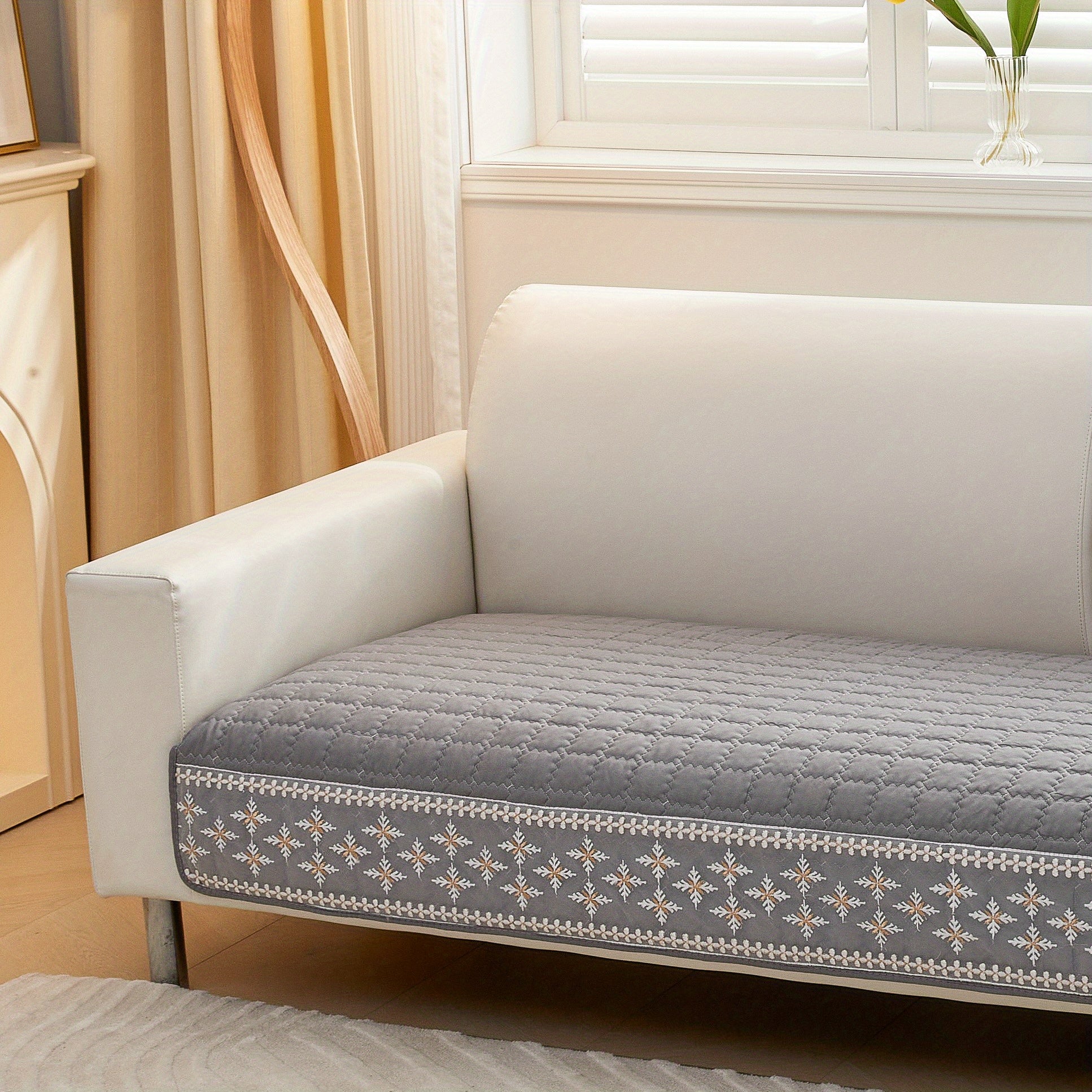 Qor to'pi dantel bezakli va sirpanishga qarshi orqa qoplamali vafli tikuvli divan qoplamasi.