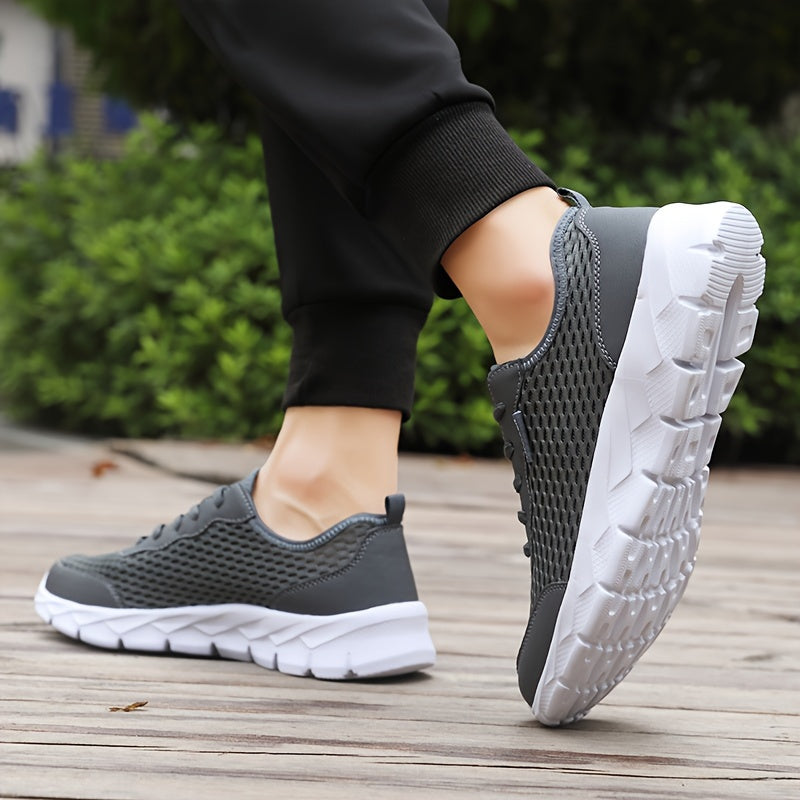 Yengil, mustahkam erkaklar yugurish poyabzallari yozda qulay ochiq havoda mashg'ulotlar uchun.