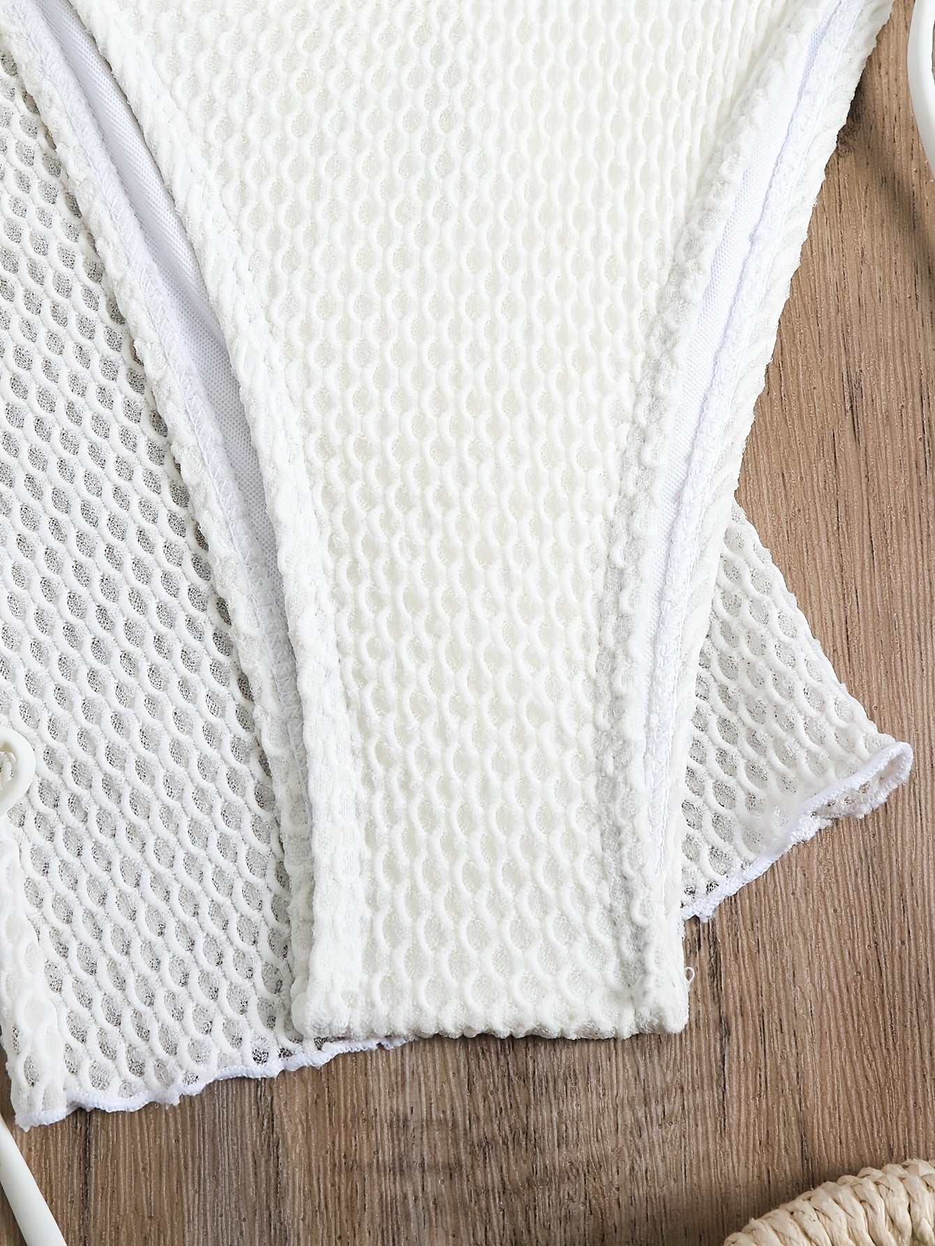 4 комплекта купальников Lauvoco для женщин с высокой эластичностью полиэстера и эластана, включает безрукавный накидку на плечи, юбку из сетки с шнуровкой и купальник однотонного цвета с отделкой из трикотажной ткани.