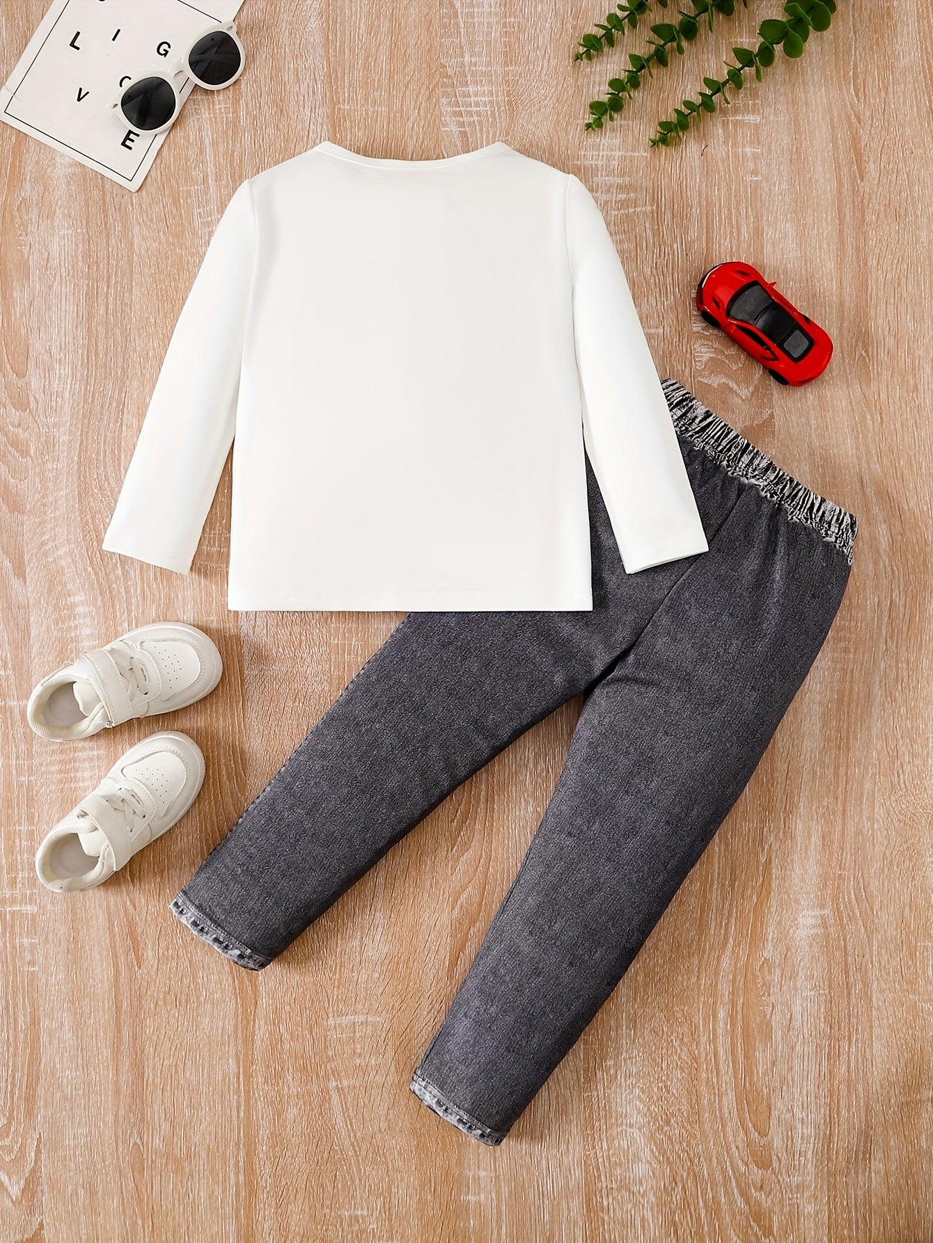Boy's 2-Piece Race Car Pattern Casual Set for Spring and Fall with Long Sleeve Top and Pants