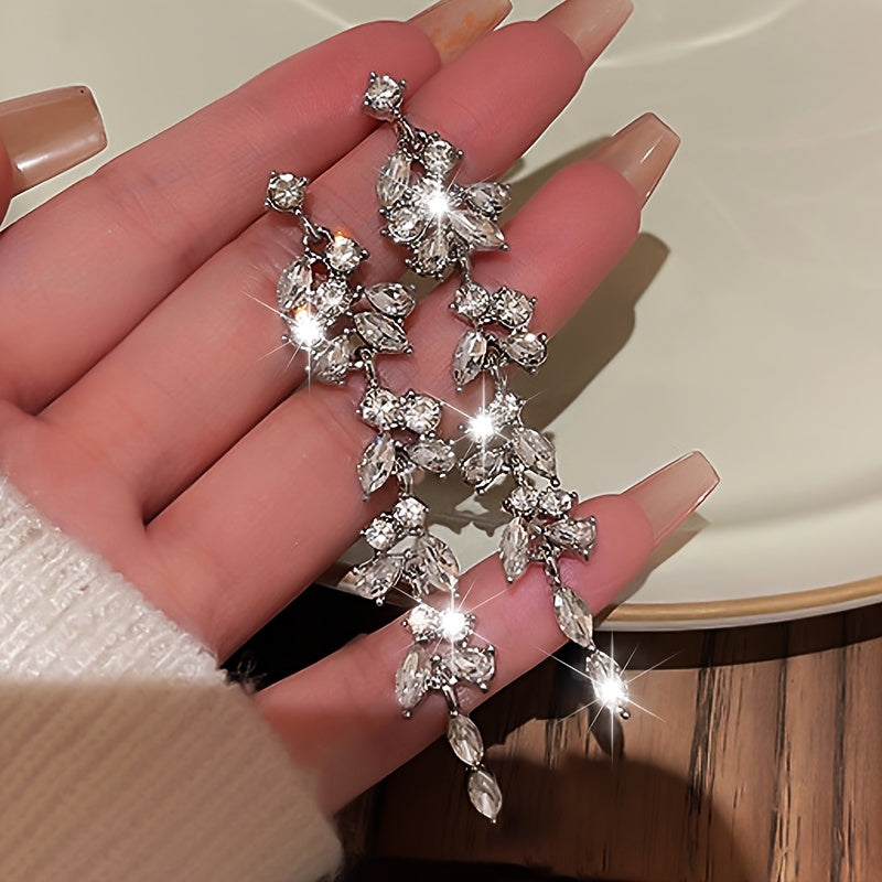 Zarif va modali uzun quyuq tassel bilaguzuklari, sintetik zirkoniya bilan bezatilgan, yuqori sifatli 925 kumushdan tayyorlangan (taxminan 20g). Do'stlar va qiz do'stlariga sovg'a berish uchun mukammal.