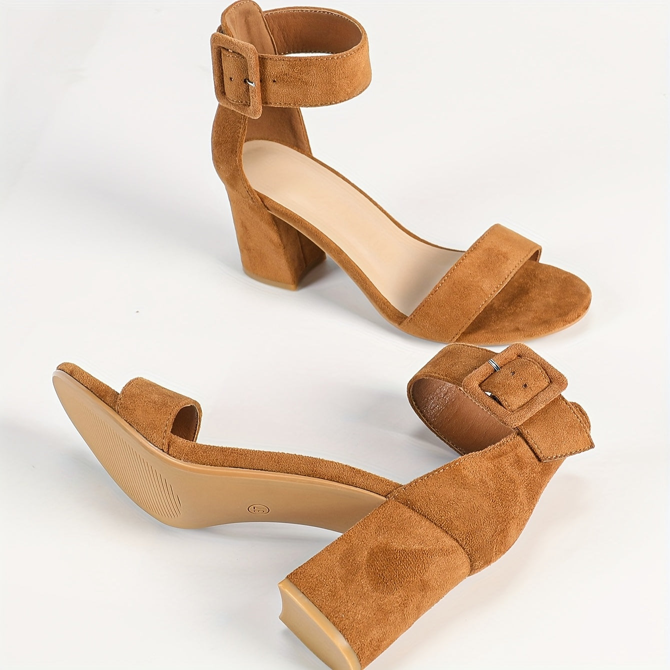 Ayollar uchun ankle strap va chunky heel bilan zamonaviy oq ochiq barmoq sandallari. Qulay sun'iy qoplama, barcha mavsumlarga mos poyabzal. Ko'p funksiyali va nafis dizayn. Gumdan tayyorlangan taglik va baland tovonni o'z ichiga oladi.