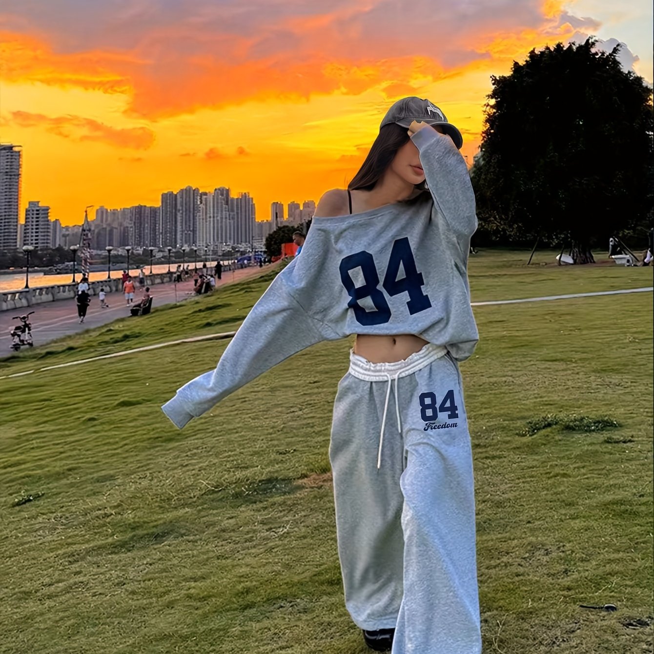 Conjunto de top y pantalones jogger de manga larga con letras y cuello asimétrico para mujer
