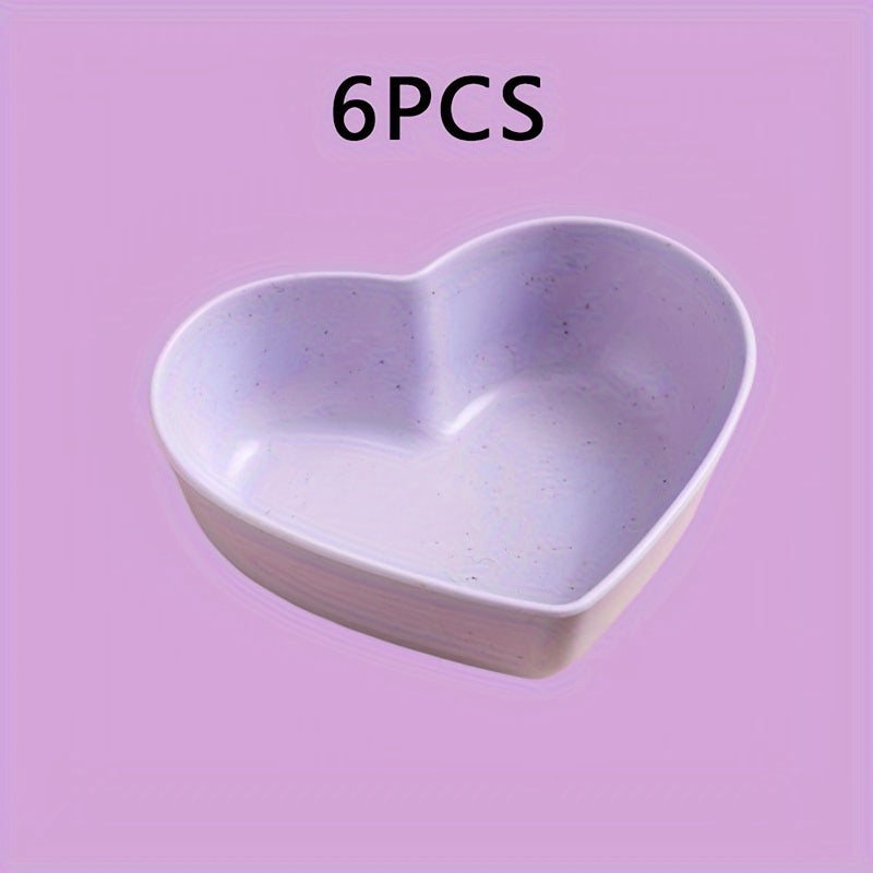 Seis cuencos en forma de corazón hechos de paja de trigo para salsas, condimentos y aperitivos