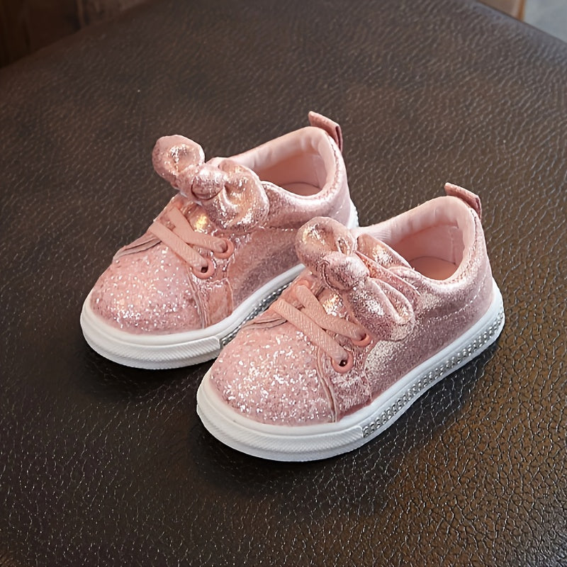 Qizlar uchun yumshoq taglikli, kamon detali, bir rangli, mato yuqori va ichki, kauchuk taglik va mato ichki taglikka ega bo'lgan tasodifiy slip-on sport poyabzallari. Qizlar, bolalar va kichik bolalar uchun mos keladi.