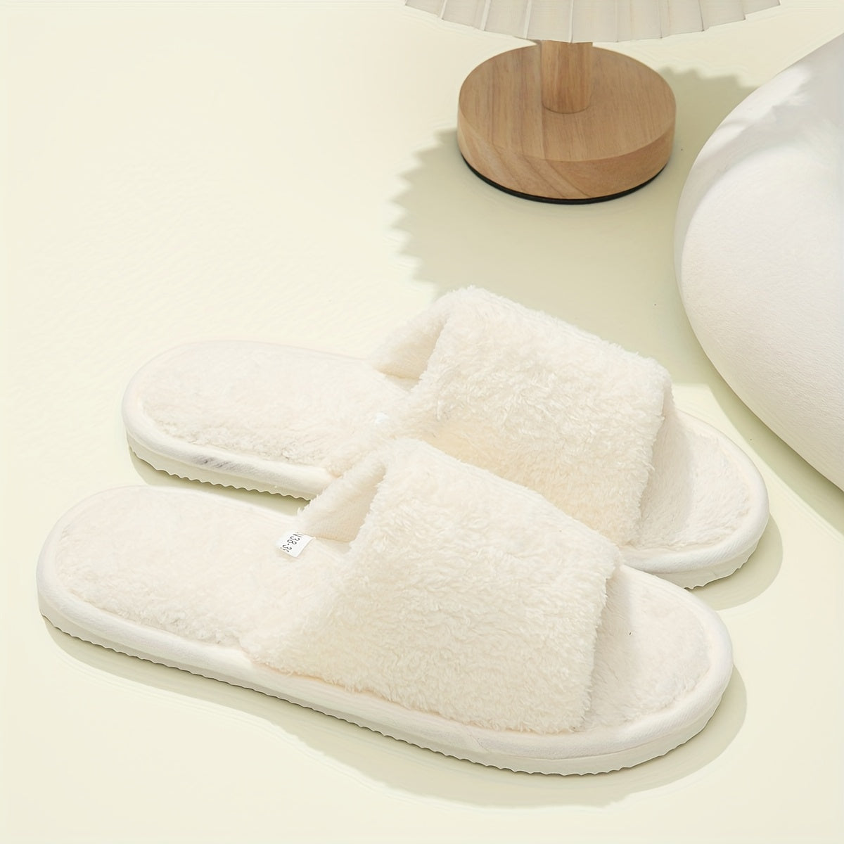 Ichki qulaylik uchun plush ochiq barmoq dizayni bilan asosiy bir rangli uy poyabzallari.