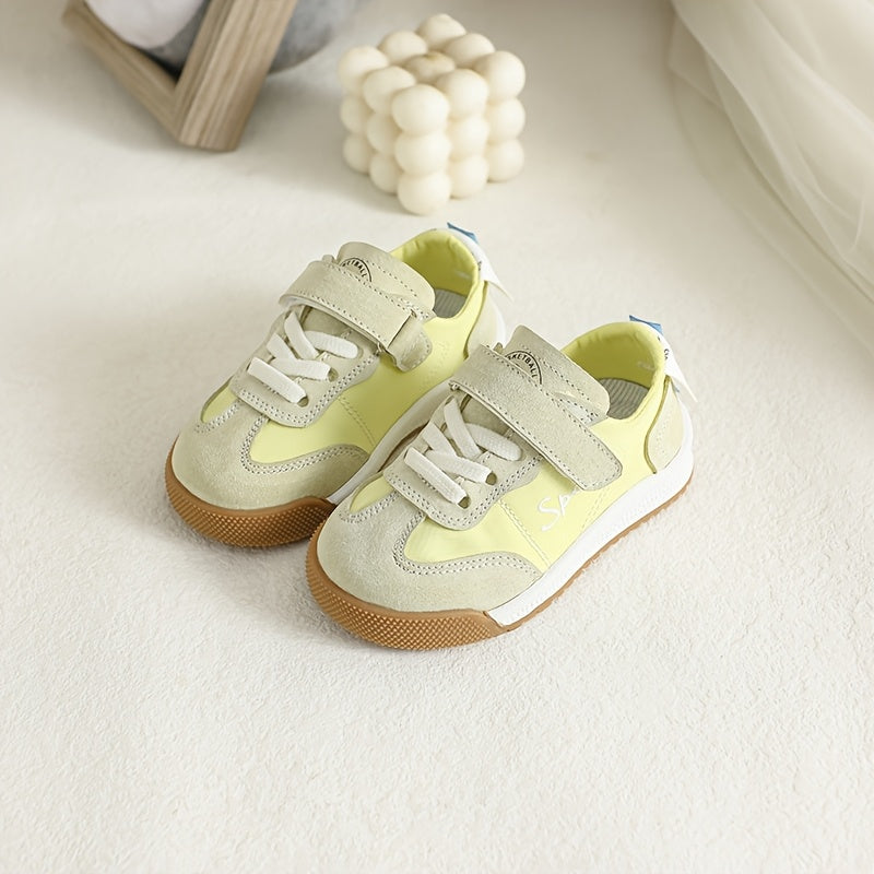 Bolalar uchun yumshoq taglikka ega, mustahkam dizayn, oson yopishqoq tasma, nafas oladigan astar, barcha mavsumlar uchun mukammal. Kichik bolalar uchun tasodifiy yurish uchun ideal.