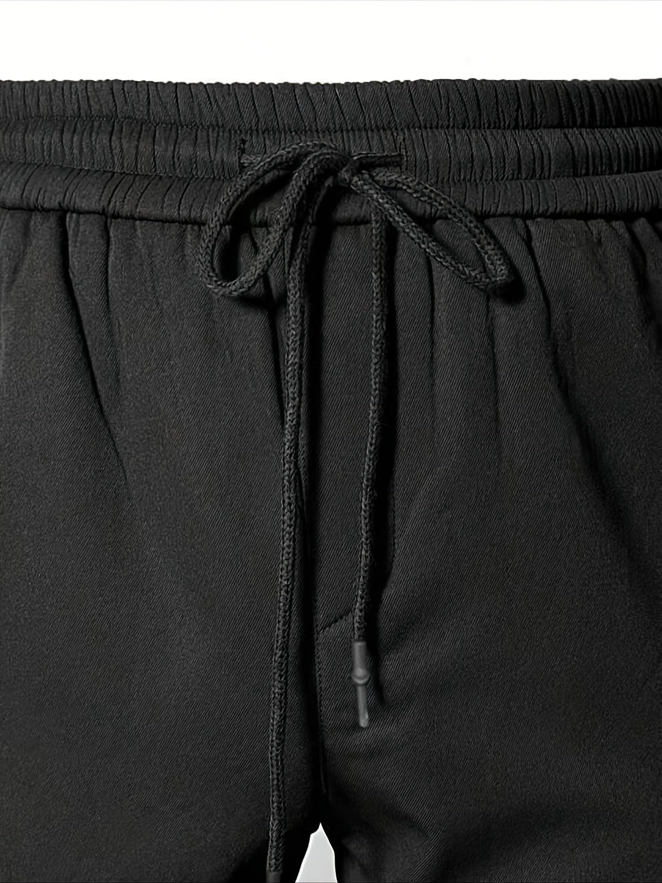 Erkaklar uchun qishki yuk shimlari, bir rangda va cho'zilmaydigan matodan, odatdagi kesimda, tortish ipi bilan, issiqlik uchun mo'ljallangan, kattalar o'lchovida mavjud.