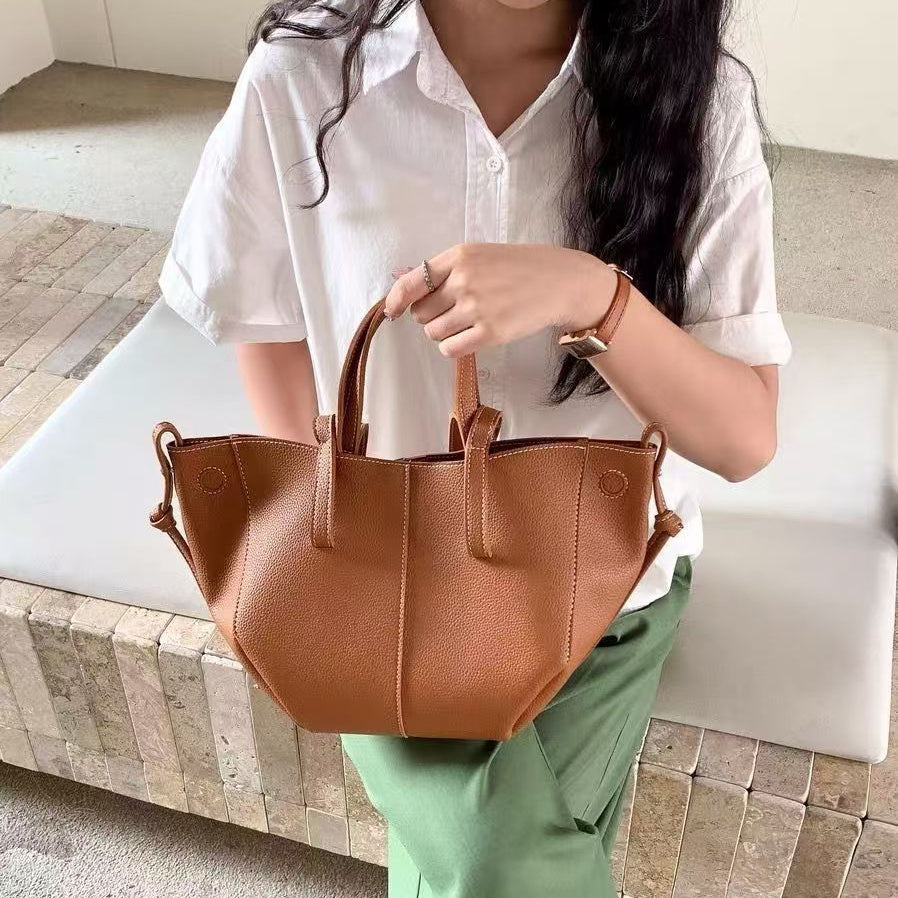 Moda uslubidagi to'plam sumkasi, bilakchali, keng dizayn, o'rnatilgan yelka tasmalari, magnit yopilishi, zamonaviy to'qilgan naqsh, va ichki qismi astarsiz - ayollar uchun zamonaviy aksessuar.