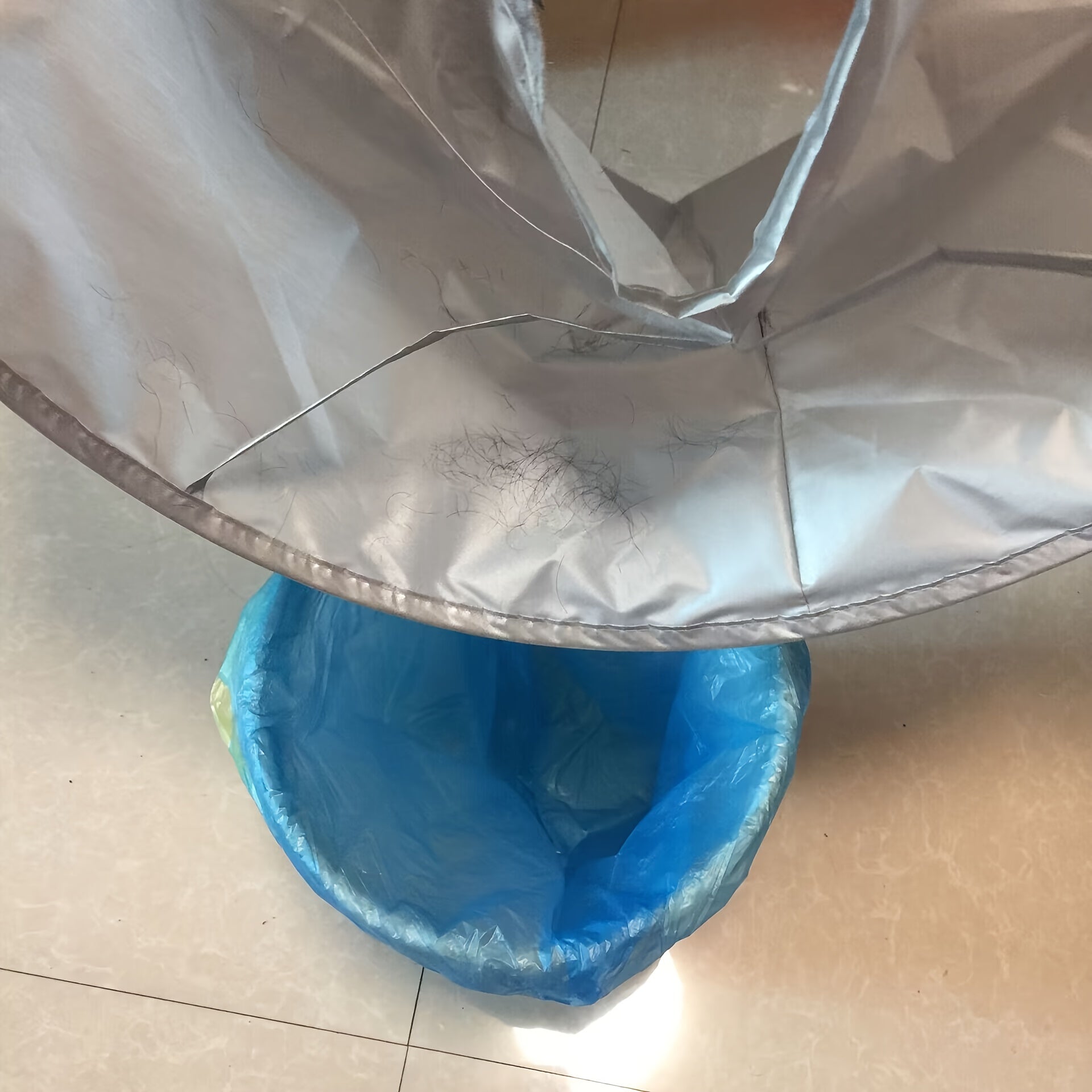 DIY soch kesish uchun sartarosh soyabon dizayniga ega polyester soch kesish paltosi, sartaroshlar uchun ideal.