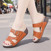 Ayollar uchun bej rangli qalin tagli qulay slaydlar, burilish bilan yotqizilgan straplar bilan