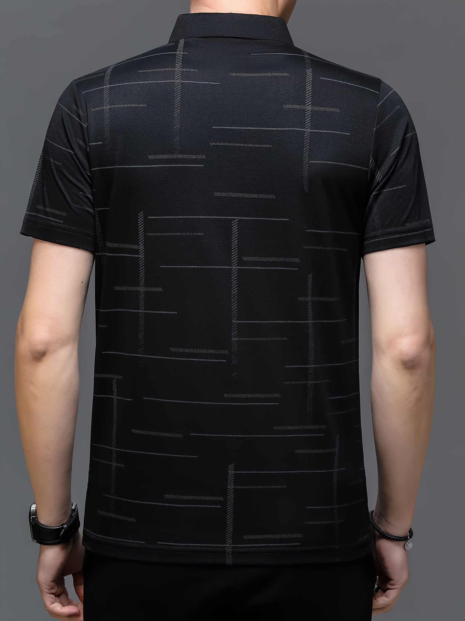 Erkaklar uchun sport ko'ylagi, notekis chiziqli naqsh, alfavit bosma, yengli, yozgi ochiq havoda faoliyatlar uchun mos.