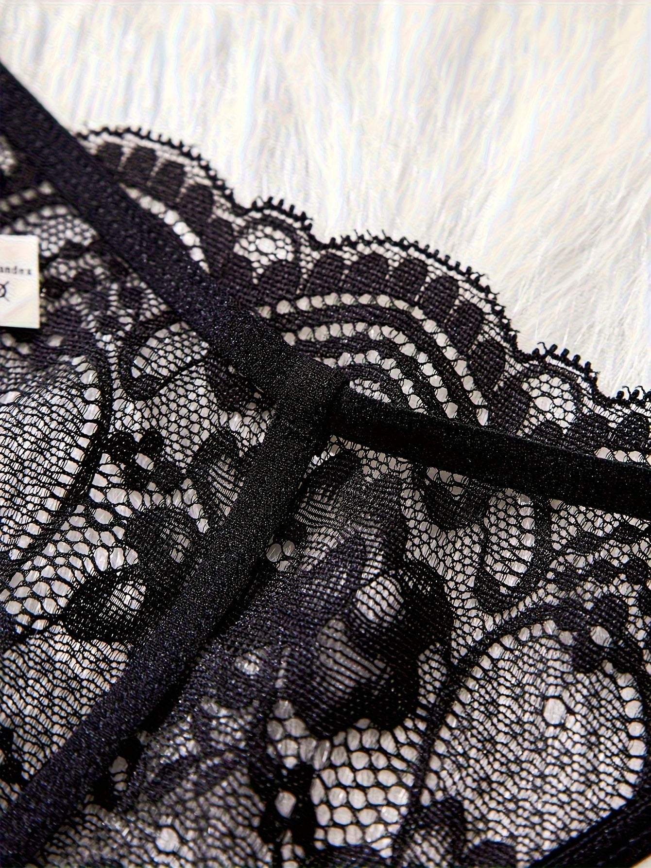 Pastki qismida joylashgan va ingichka tasmalari bilan bezatilgan, jozibali uslub uchun ipli thong.