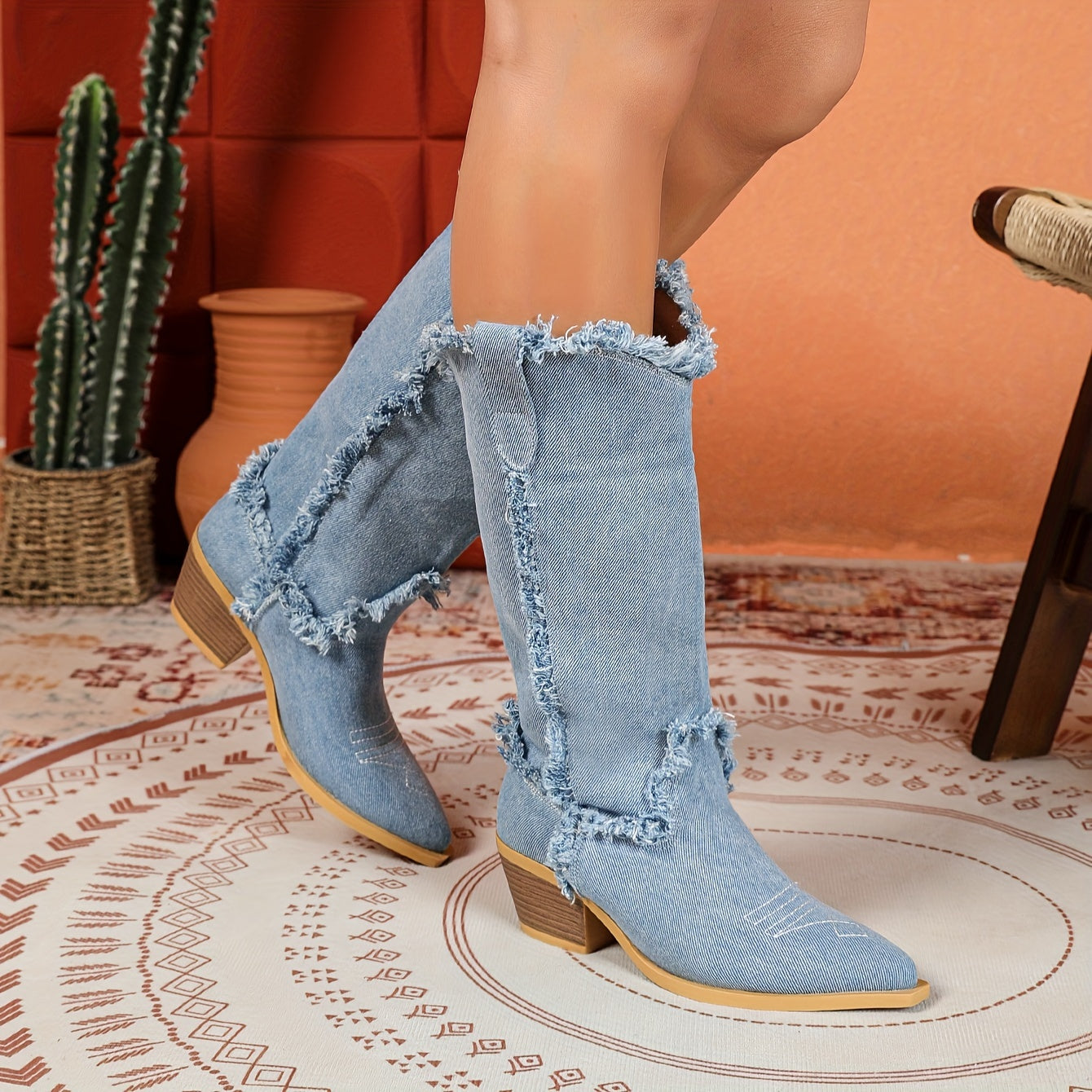 Ayollar uchun yengil ko'k o'rta uzunlikdagi g'arbiy botinkalar, oson kiyiladigan, nuqta barmoqli, qalin to'ntarli poyabzal