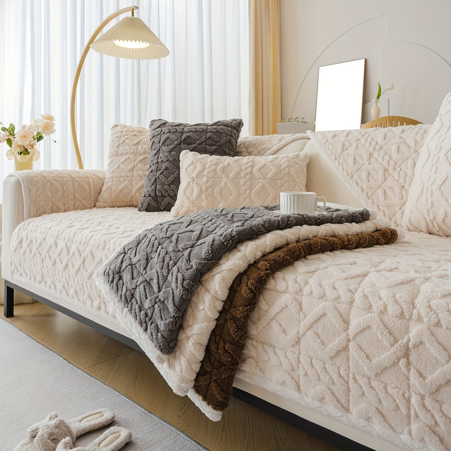 Qalin plush divan qoplamasi bohemian shik uslubida, uy hayvonlari uchun qulay va dog'larga chidamli. Mashinada yuvish mumkin va bitta to'rt o'rindiqli divanlar uchun bir nechta ranglarda mavjud.