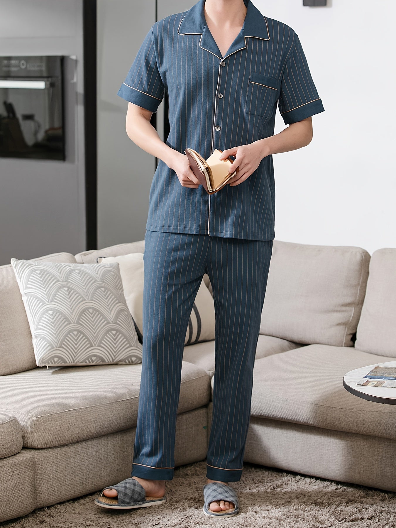 Conjunto de pijama de algodón a rayas azul marino para hombre con cuello de solapa, mangas cortas y pantalones