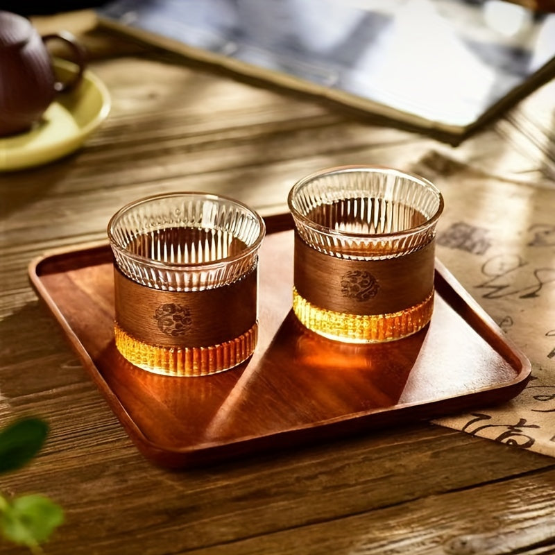 Набор из 1 многоразовой стеклянной кофейной чашки объемом 5 унций с деревянным рукавом. Имеет полосатый узор и противоскользящий дизайн. Перерабатываемая и безопасная для посудомоечной машины.