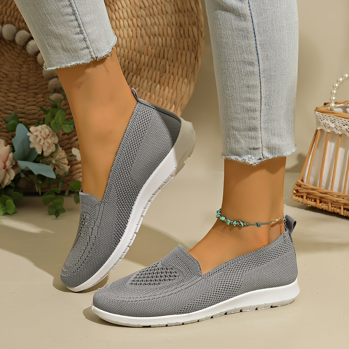 Ayollar uchun slip-on krossovkalari yengil va nafas oladigan, PVC taglik va mato astar bilan. Har mavsum uchun mukammal, bir nechta ranglarda mavjud.