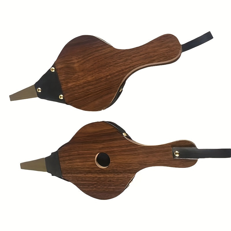 An'anaviy yog'och pechka puflagichi qora sun'iy charm aksentlari va mis qotishmalari bilan - olov pitlari, yog'och pechlar va sayohatlar uchun qo'l bilan tayyorlangan puflagich asbobi, osish halqasi bilan birga