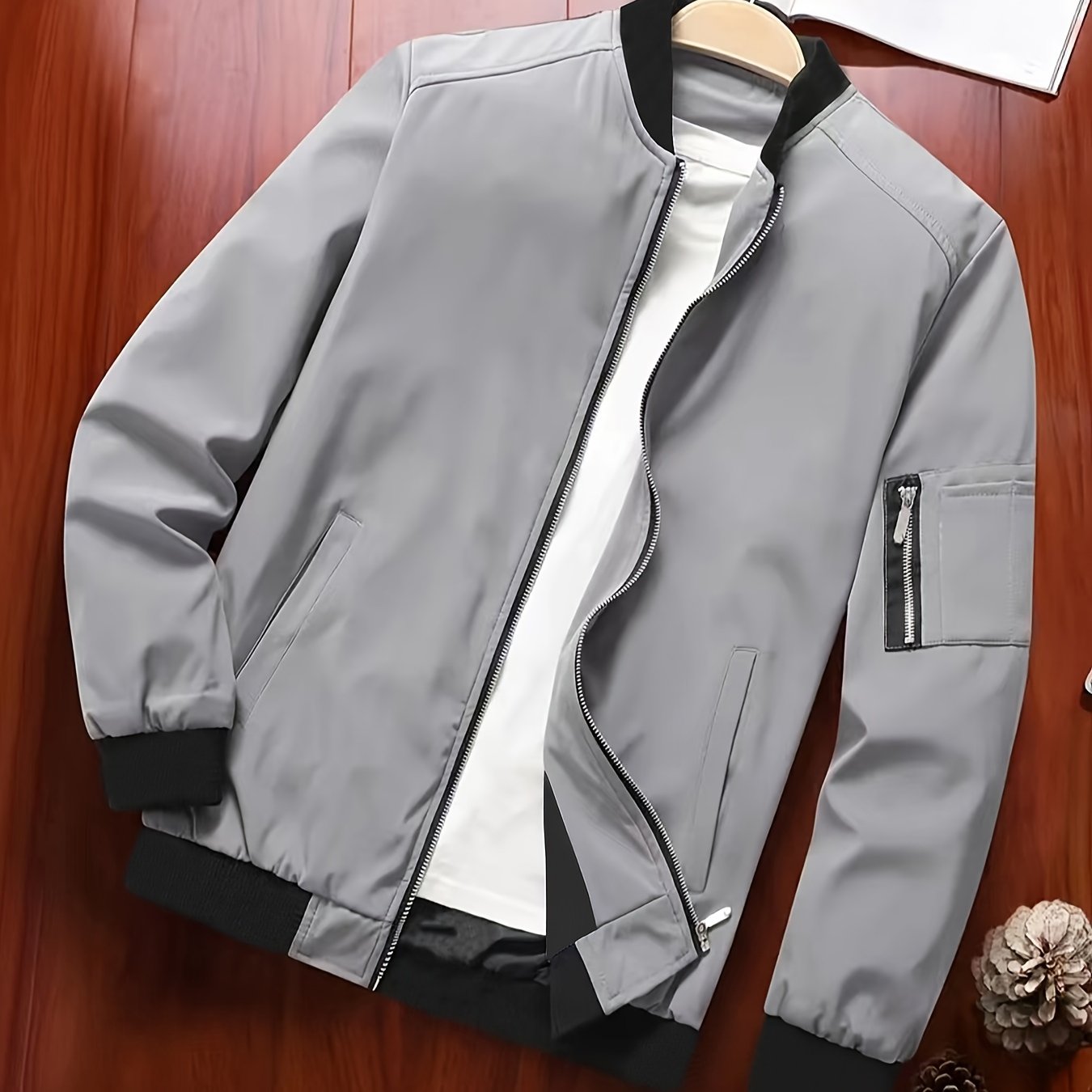 Erkaklar uchun polyester sport jakketi, mandarin yelka va zip yopilishi bilan. Bir rangli, cho'zilmaydigan mato, oddiy kesim. Yugurish va piyoda yurish kabi norasmiy ochiq havoda faoliyatlar uchun mos. 100%