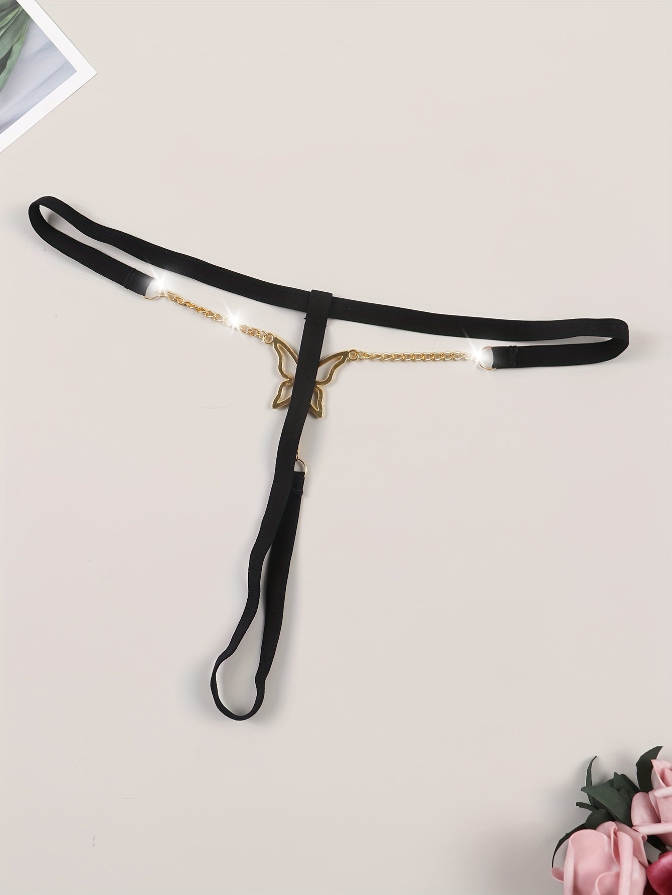 Легкое нижнее белье в стиле джинсов с сексуальным низким дизайном стрингов-бабочки, украшенное золотой цепочкой. Изготовлено из смеси нейлона и эластана, можно стирать вручную.