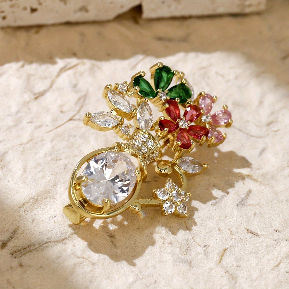 Vintage uslubidagi gullar bilan bezatilgan yeng pin, porloq zirkoniy bilan, ayollar uchun sharf va kiyimlarga hashamat va nafislik qo'shish uchun mukammal.