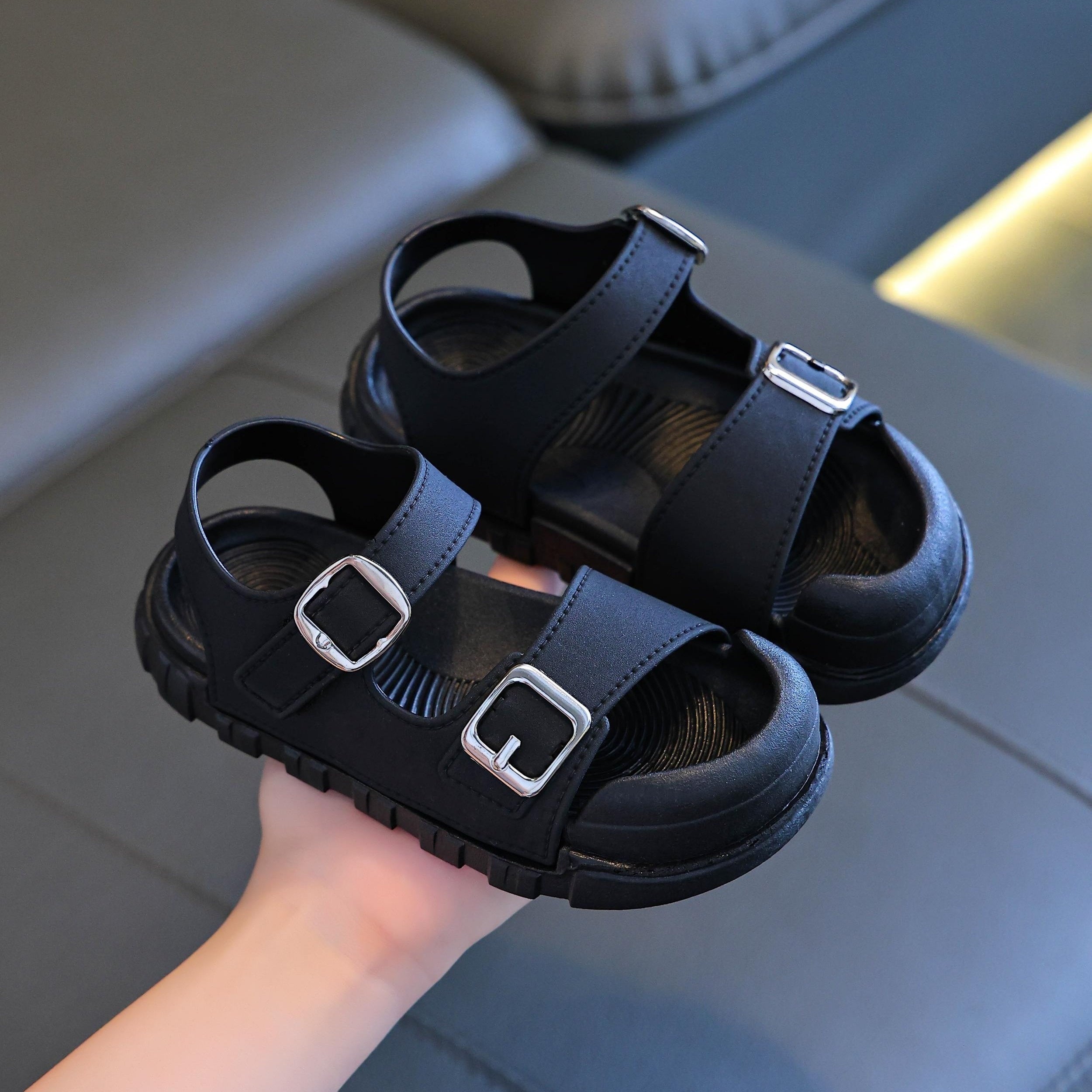 Yangi yozgi kelish: Yumshoq taglikka ega, nafas oladigan PVC yuqori qismi, o'g'il va qizlar uchun dumaloq barmoq dizayni bilan zamonaviy bir rangli bolalar sandallari. Tasodifiy va ochiq havoda faoliyatlar uchun ideal. Trendy va