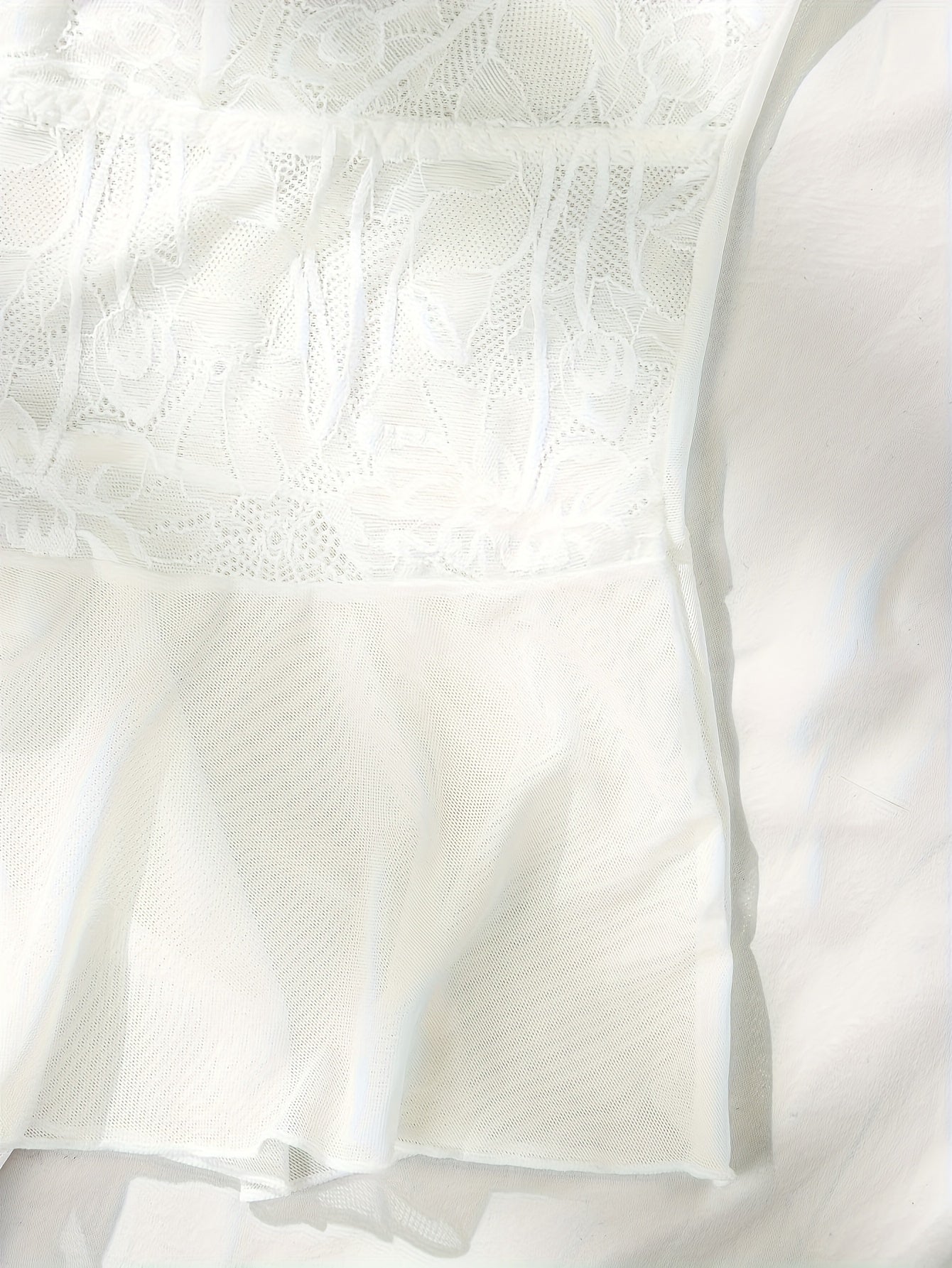 Mono ajustado de talla grande para mujer con encaje en contraste y escote en V profundo