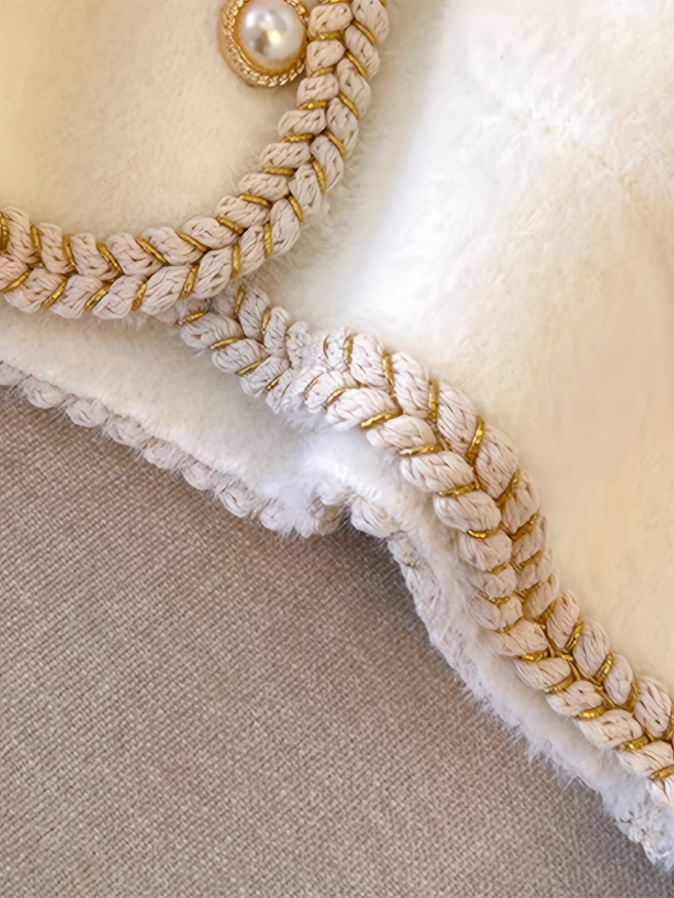 Zarif V-shaklidagi kardigan, soxta marvarid tugmalari bilan, akril va polyester aralashmasidan tayyorlangan, barcha fasllar uchun ideal.