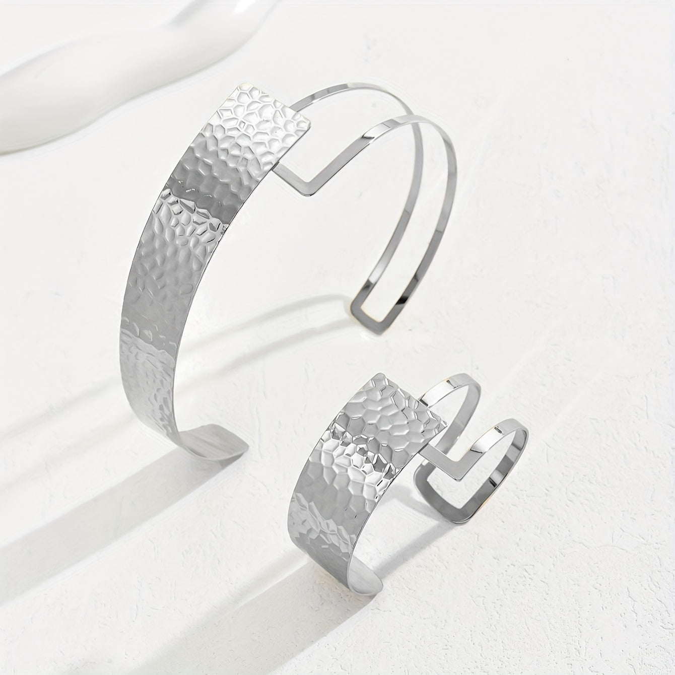 O'ziga xos, jasur shaxsiyat bilaguzuk va chokerni to'plami - Zamonaviy ayol uchun mukammal sovg'a, Yangi yilni nishonlash yoki har qanday kechki uchrashuv yoki partiya kiyimiga joziba qo'shish uchun ideal.