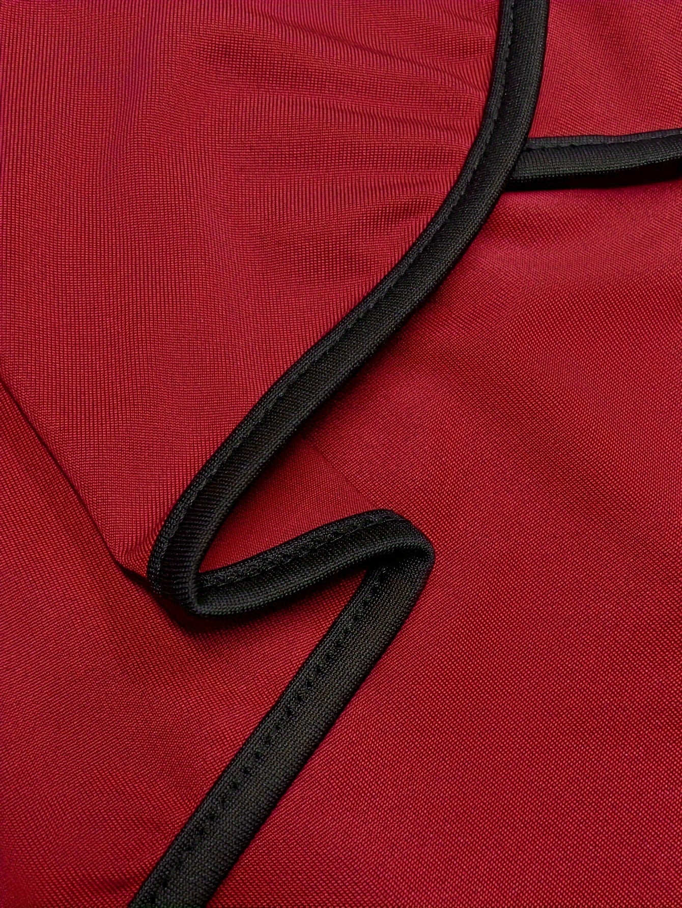 Yuqori o'lchamdagi peplum ko'ylak, to'g'ri rangda, dumaloq bo'yin va qarama-qarshi trim bilan, barcha mavsumlar uchun mos keladigan polyester aralashmasidan tayyorlangan, siqilgan uslubda.