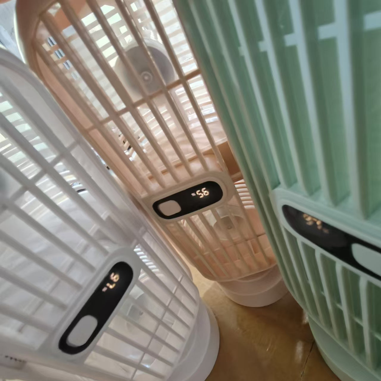 10W portativ USB qayta to'ldiriladigan stol fanasi, tugma boshqaruvi va ichki batareyali