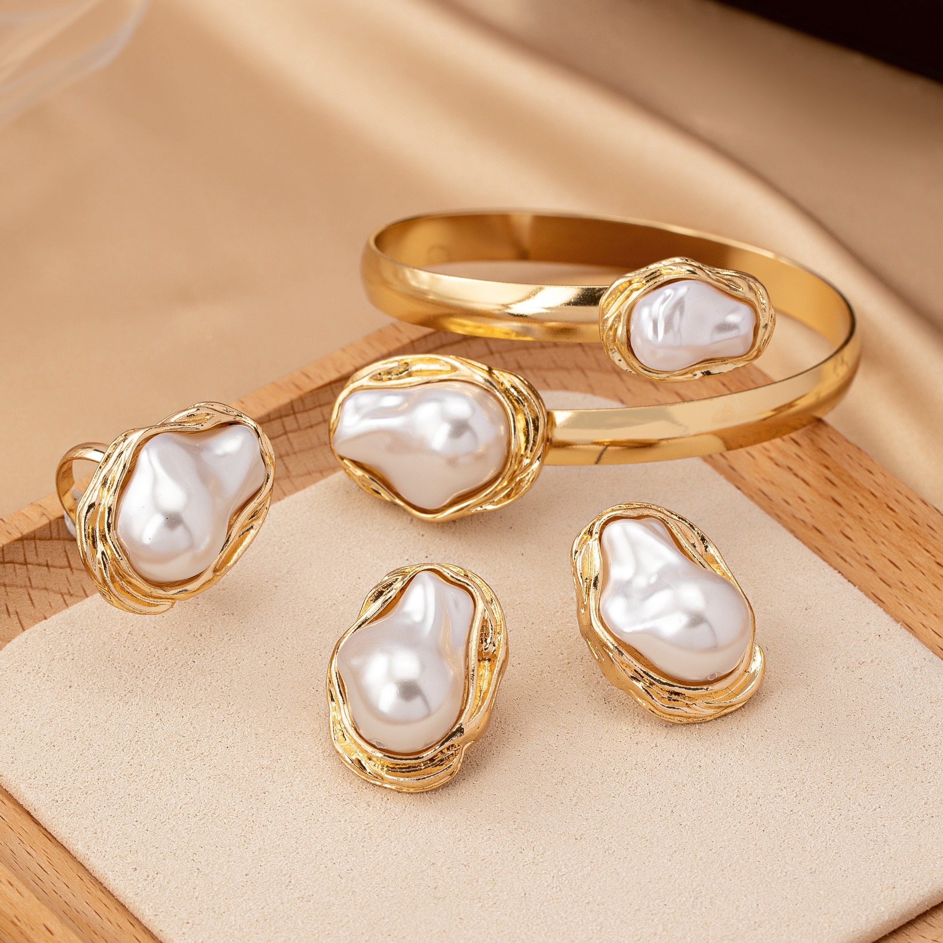 Ювелирный набор в винтажном стиле с акцентами из барочных жемчужин, регулируемый браслет на запястье и кольцо, а также серьги-кисти - элегантный комплект для повседневной носки для женщин