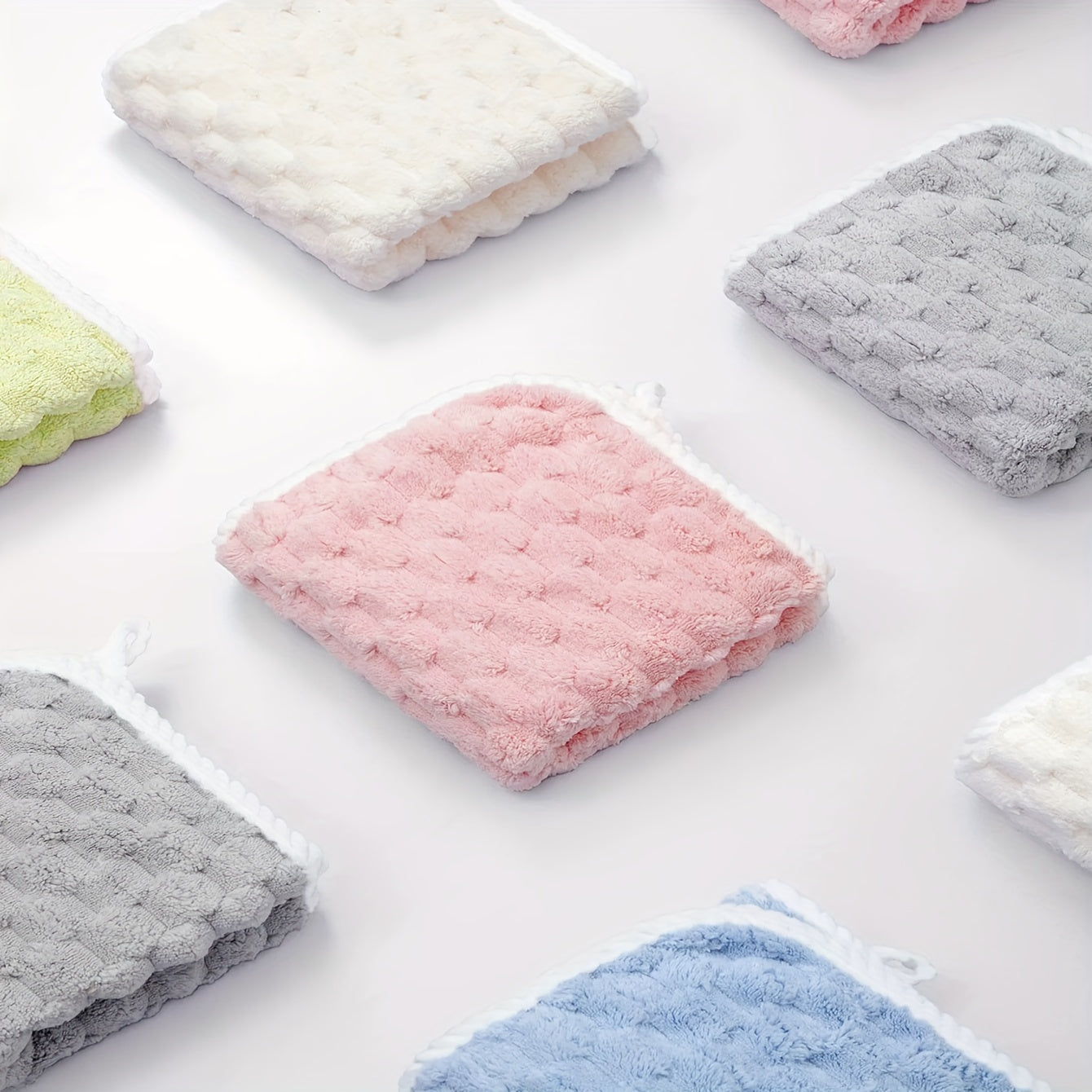 Yumshoq mikrofiber sochiq (30.48sm x 30.48sm) tez quriydigan texnologiya va super singdirish qobiliyati bilan. Uyda, spa va sport zalida foydalanish uchun ideal. Zamonaviy bulut naqshiga ega.